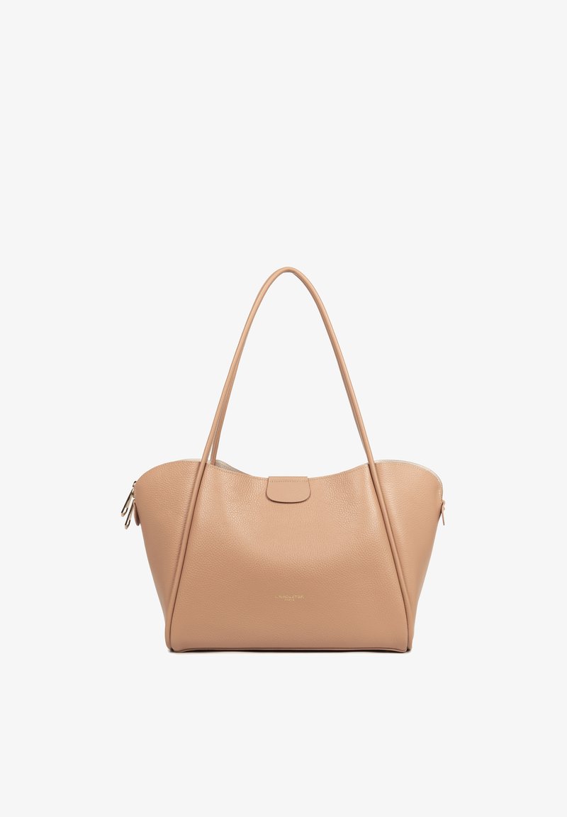 Sac à main en cuir beige avec deux longues anses, une fermeture par zip sur le dessus et un petit rabat décoratif au centre avant.