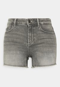 Shorts de mezclilla gris con dobladillo deshilachado y cortes frontales; dos bolsillos en la parte delantera, un bolsillo en la parte trasera y cierre con botón.