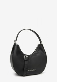 Sac à bandoulière en simili cuir noir à la forme arrondie, avec des accessoires en métal argenté, une bandoulière réglable et une fermeture éclair, présentant une plaque logo sur le côté.