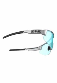 Occhiali sportivi con montatura argentata, aste nere e lenti azzurro chiaro. Presentano un design avvolgente e una forma elegante e moderna.