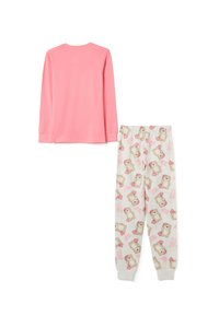 Top de manga larga rosa combinado con pantalones de pijama blancos que presentan un estampado repetido de oso y cupcakes. Material suave con cinturilla elástica.