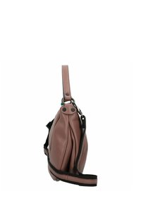Borsa in pelle marrone con finitura testurizzata, manico corto e tracolla nera removibile. Presenta dettagli in metallo e una forma compatta.