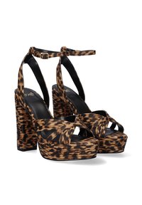 Sandalias de plataforma con estampado de leopardo negro y marrón, con un grueso tacón bloque, que presentan tiras entrelazadas y una correa ajustable en el tobillo.