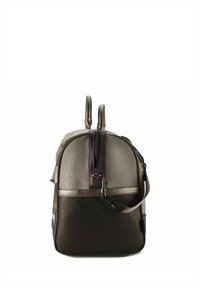 Brauner Rucksack mit strukturierter Oberfläche und abgerundeter Form, ausgestattet mit zwei oberen Griffen, einem langen verstellbaren Riemen und einem Reißverschluss oben.