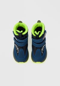 Bottes en textile bleu avec doublure en polaire verte. Elles présentent deux sangles Velcro réglables et des détails blancs sur les côtés. Semelle en caoutchouc pour une bonne traction.