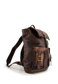 Bruine leren rugzak met een rol-sluitsysteem, voorzien van messing beslag, een voorvak met gesp en een getextureerde afwerking.