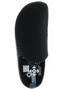 Czarny, filcowy kapcie z zaokrąglonym noskiem i teksturowaną korkową podeszwą. Wnętrze wyposażone jest w wzorzystą wkładkę z różnymi kształtami geometrycznymi.