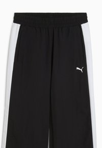 Zwarte sportbroeken met witte zijpanelen, een elastische tailleband, twee zakopeningen en een klein wit logo op de linker bovenbovenbeen.