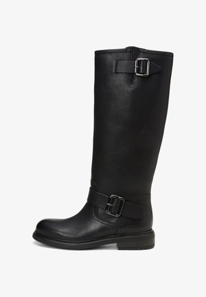Zwarte leren laars tot de knie met een platte zool, ronde neus en twee decoratieve gespen bij de enkel en bovenkant voor aanpassing.