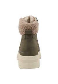 Oliven grøn ankelstøvle med en struktureret beige fleecekrave, sidelås og cremefarvet gummisål. Har minimal mærkning nær hælen.