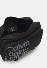 Calvin Klein Jeans SPORT ESSENTIALS CAMERABAG UNISEX - Borsa a tracolla - black/overcast grey