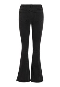 Vaqueros negros de campana con una cintura alta, que presentan una textura suave, cinco bolsillos y un ligero elástico para mayor comodidad.