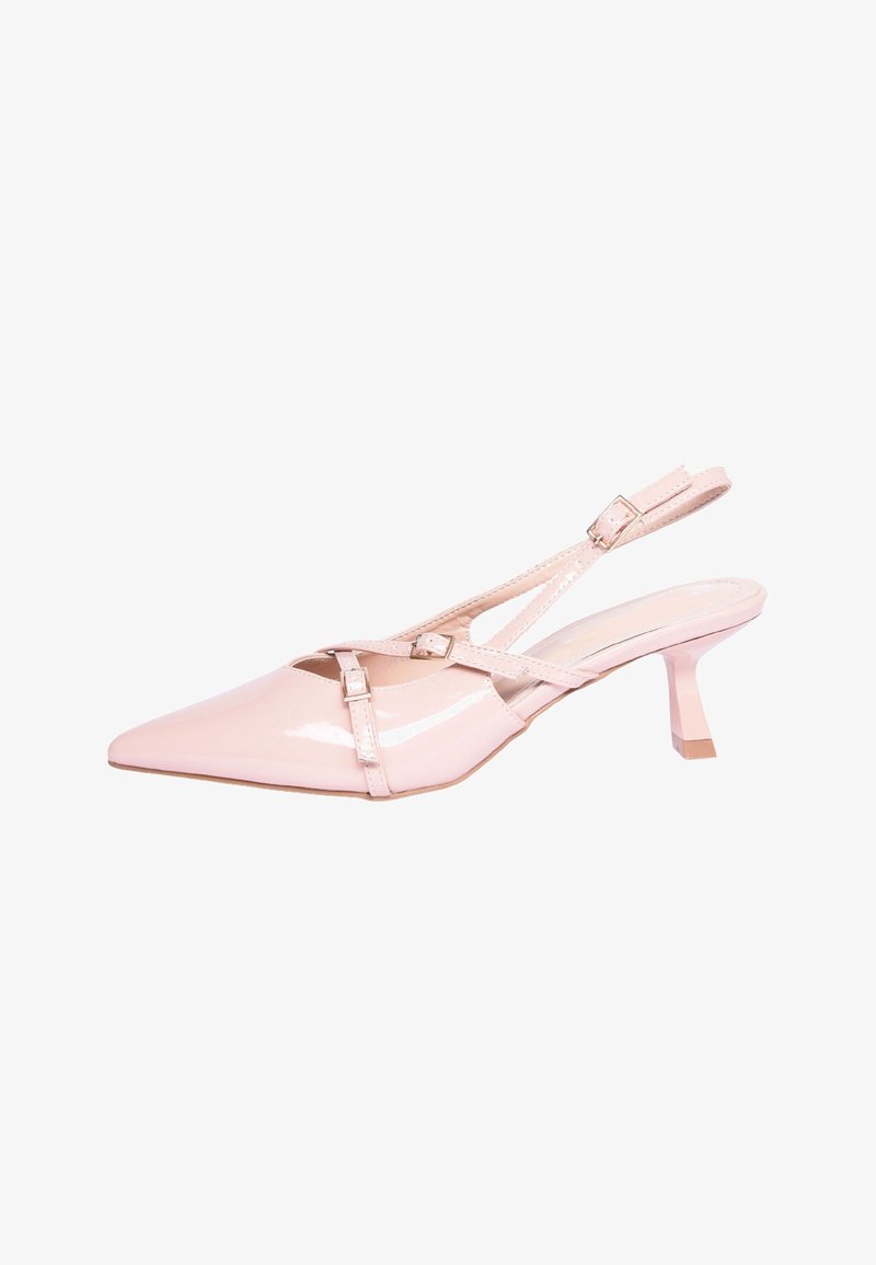Scarpe con tacco alto tipo slingback in vernice rosa chiaro lucido. Presentano una punta affusolata, sottili cinghie incrociate e un tacco geometrico a blocco.