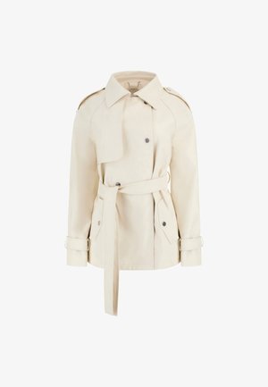 Bež trench kaput s pojasom u struku, dvostrukim dugmadi, epauletama na ramenima i zavrnutim manžetama. Glatka, čvrsta tekstura tkanine.