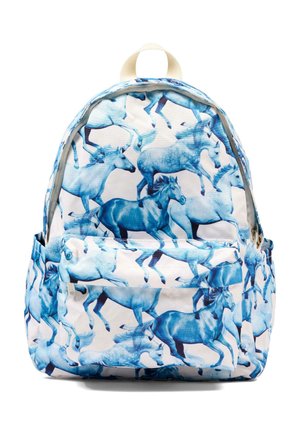 Zaino bianco con stampa di cavallo blu, tasca frontale e manico superiore, esposto su uno sfondo bianco semplice.