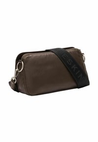 Ciemnobrązowa torebka na ramię z skóry z czarnym regulowanym paskiem, ozdobiona tłoczonym logo i srebrnymi metalowymi klamrami.