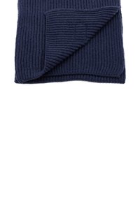 Coperta blu navy lavorata a maglia con una texture a coste, con un angolo piegato e un dettaglio logo discreto. Materiale morbido per calore.