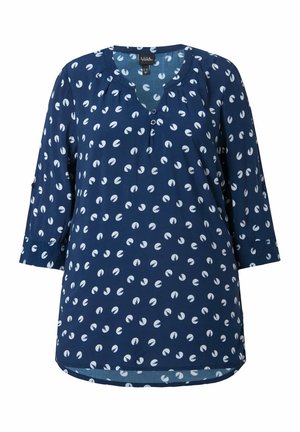 Marineblå bluse med hvide abstrakte cirkelmønstre, trekvartærmer, rund halsudskæring og to knapper på frontklappen.