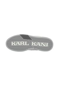 Szürke gumiból készült sneaker talp halszálkás mintával, a "KARL KANI" márkanevének feltűnő fehér megjelenítésével.