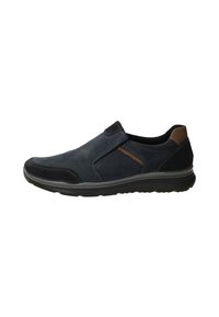 Navyblauwe instapchoenen van suede en leer met contrasterende bruine accenten, voorzien van een stevige rubberen zool en gestikte details.