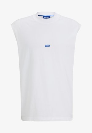 Bijela majica bez rukava izrađena od pamuka, s okruglim izrezom i malim plavim HUGO logom sprijeda. Glatka tekstura, jednostavan dizajn.