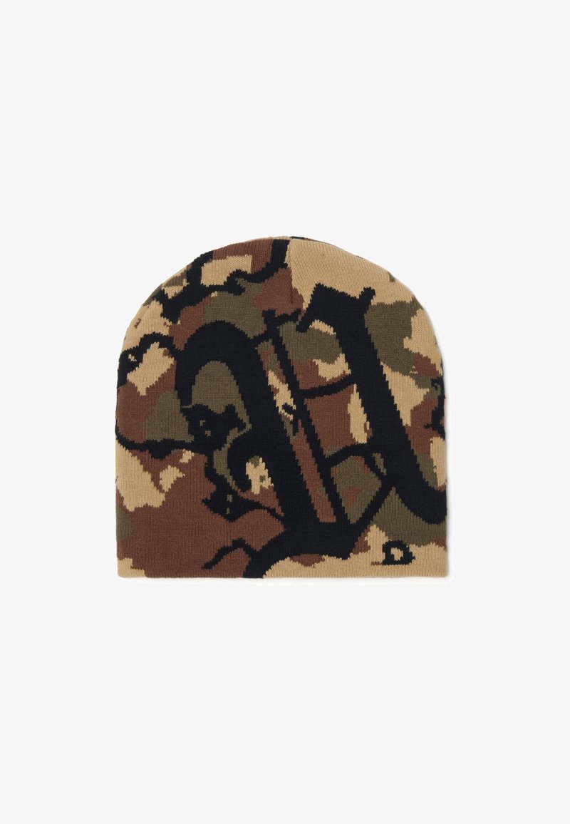 Gehaakte beanie met een bruin, tan en groen camouflagepatroon en een grote zwarte decoratieve letter "V" op een witte achtergrond.