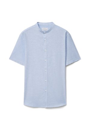 Chemise bleu clair à manches courtes avec col mandarin et fermeture à boutons sur le devant, présentée à plat sur un fond blanc.