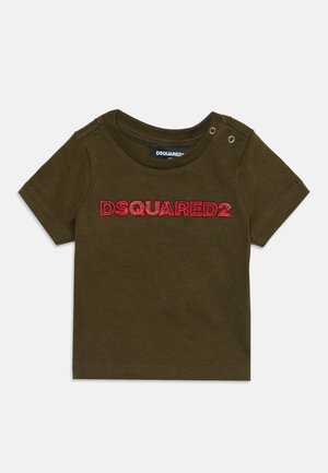 T-shirt manches courtes vert foncé pour tout-petit avec logo DSQUARED2 rouge sur la poitrine et deux pressions sur l'épaule gauche.
