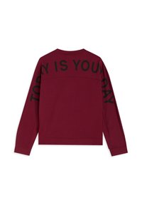 Felpa bordeaux a maniche lunghe con testo nero "OGGI È IL TUO GIORNO" ben visibile sulla schiena e sulle maniche. Tessuto morbido al tatto.