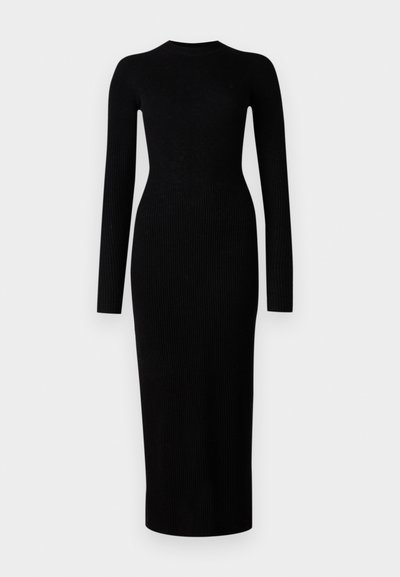 Musta ribbed mekko pitkähihaisella, tiukasti istuvalle siluetille ja pyöreällä pääntiellä, ulottuen keskimittaiselle pohjelinjaan. Pehmeä rakenne, minimalistinen muotoilu.