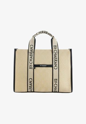 Sac fourre-tout tissé beige avec bords et poignées noirs imprimés avec le texte "BY CHABRAND" en noir.
