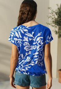 Next V-NECK BUBBLE HEM - REGULAR FIT - Triko s potiskem - blue white print