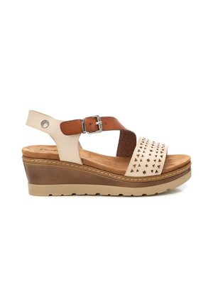 Sandalia de cuña para mujer con tiras de cuero beige y marrón, cierre con hebilla, tira frontal perforada y plantilla acolchada.