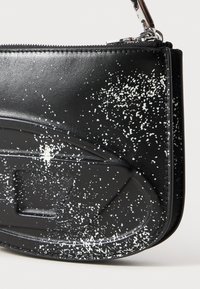Schwarze Lederhandtasche mit strukturiertem Design und weißen Sprenkeln, einem Reißverschluss und einer eleganten, kompakten Form. Mit silbernen Beschlägen akzentuiert.