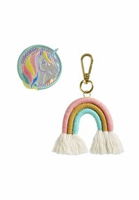 Schlüsselanhänger-Set mit einem runden, holografischen Einhorn-Patch und einem Regenbogen-Anhänger, verziert mit pastellfarbenen Fäden und weißen Quasten, befestigt mit einem goldenen Clip.