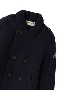 Cappotto in lana blu navale doppiopetto con bottoni neri, colletto ripiegato, tasche laterali e una toppa con logo sulla manica.