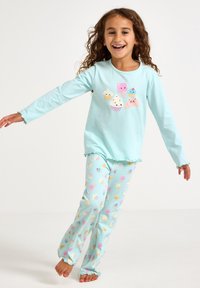Set di pigiama azzurro chiaro con maniche lunghe e bordi arricciati. Il top presenta grafiche colorate di cupcake, mentre i pantaloni hanno un motivo a gelati su tutta la superficie.