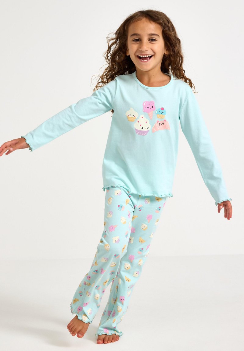 Set di pigiama azzurro chiaro con maniche lunghe e bordi arricciati. Il top presenta grafiche colorate di cupcake, mentre i pantaloni hanno un motivo a gelati su tutta la superficie.