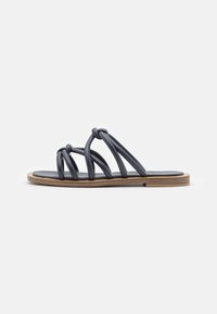Marineblå skyvesandaler med tre knyttede stropper, flat tremasse og en jevn lærtekstur. Minimalistisk design.