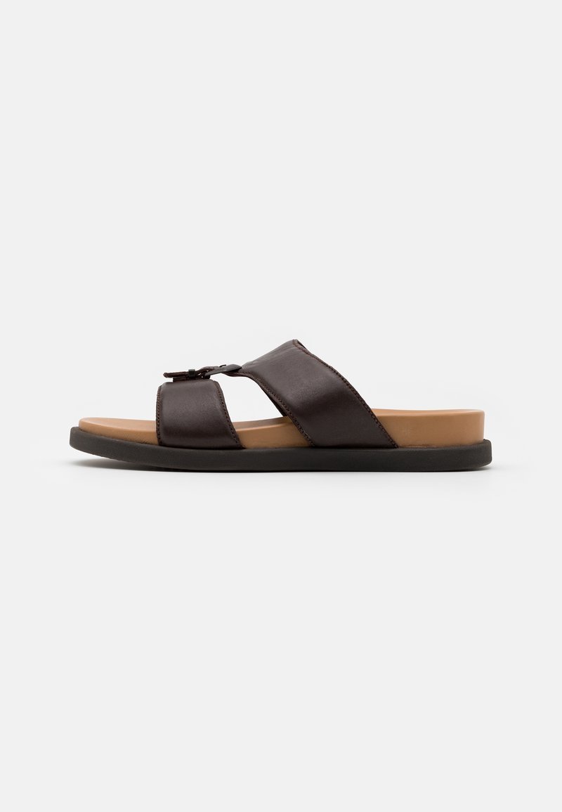 Sandale mule en cuir marron avec deux larges brides, semelle intérieure rembourrée couleur fauve, semelle noire et petite boucle sur la bride avant.