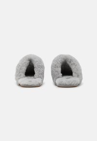 UGG SCUFFETTE II - Chinelos - cobble