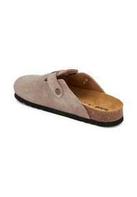 Šedá semišová obuv na slip-on s korkovou stélkou, kulatou špičkou a jedním páskem s detailem knoflíku. Černá gumová podrážka s texturovaným gripem.