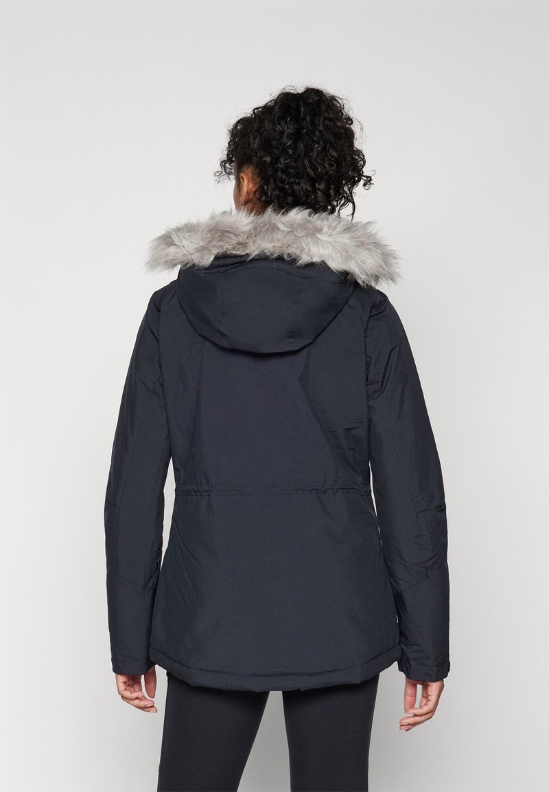Schwarze Parka mit einer Kapuze aus Kunstfell, ausgestattet mit einer taillierten Passform, langen Ärmeln und einer glatten Textur. Die Rückansicht zeigt ein schlichtes Design.