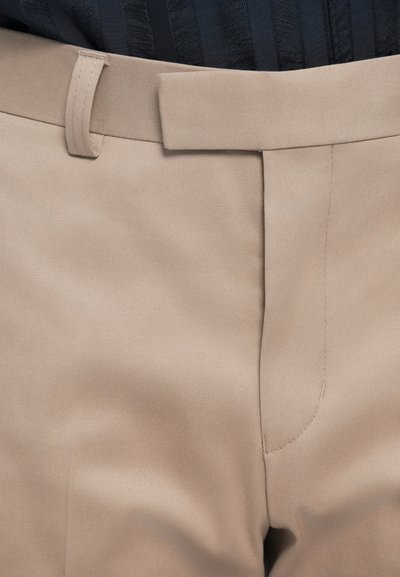 Μπεζ παντελόνι με λεία υφή, φέρει επίπεδο μπροστιν�ό μέρος, πλαϊνές τσέπες και ίσια μέση. Καθαρή ραφή και ελάχιστες λεπτομέρειες.