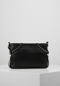 Borsa a tracolla in pelle nera con accenti di borchie, tracolla regolabile, forma rettangolare, texture liscia e dettagli delle cuciture delicati.