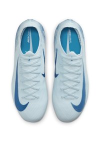 Zapatos de fútbol azul claro con una superficie texturizada, con acentos azules, cordones planos y un talón acolchado para mayor comodidad.