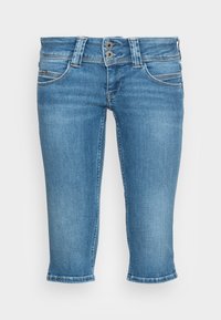 Jeans in denim blu a vita media, tagliati a cropped, con chiusura frontale a bottone e design a cinque tasche, mostrati su uno sfondo semplice.