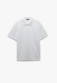 Polo shirt bianco a maniche corte con tessuto a trama, colletto a costine e zip parziale sul davanti. Nessun motivo o dettaglio aggiuntivo visibile.