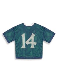 Camiseta deportiva de malla verde con el número 14 en blanco en la parte posterior, cuello redondeado, mangas cortas y ribete marino en las mangas y el dobladillo inferior.