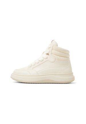 Zapatillas altas de cuero blanco roto con soporte acolchado para el tobillo, cordones planos y una suela de goma texturizada para agarre. Diseño limpio y minimalista.